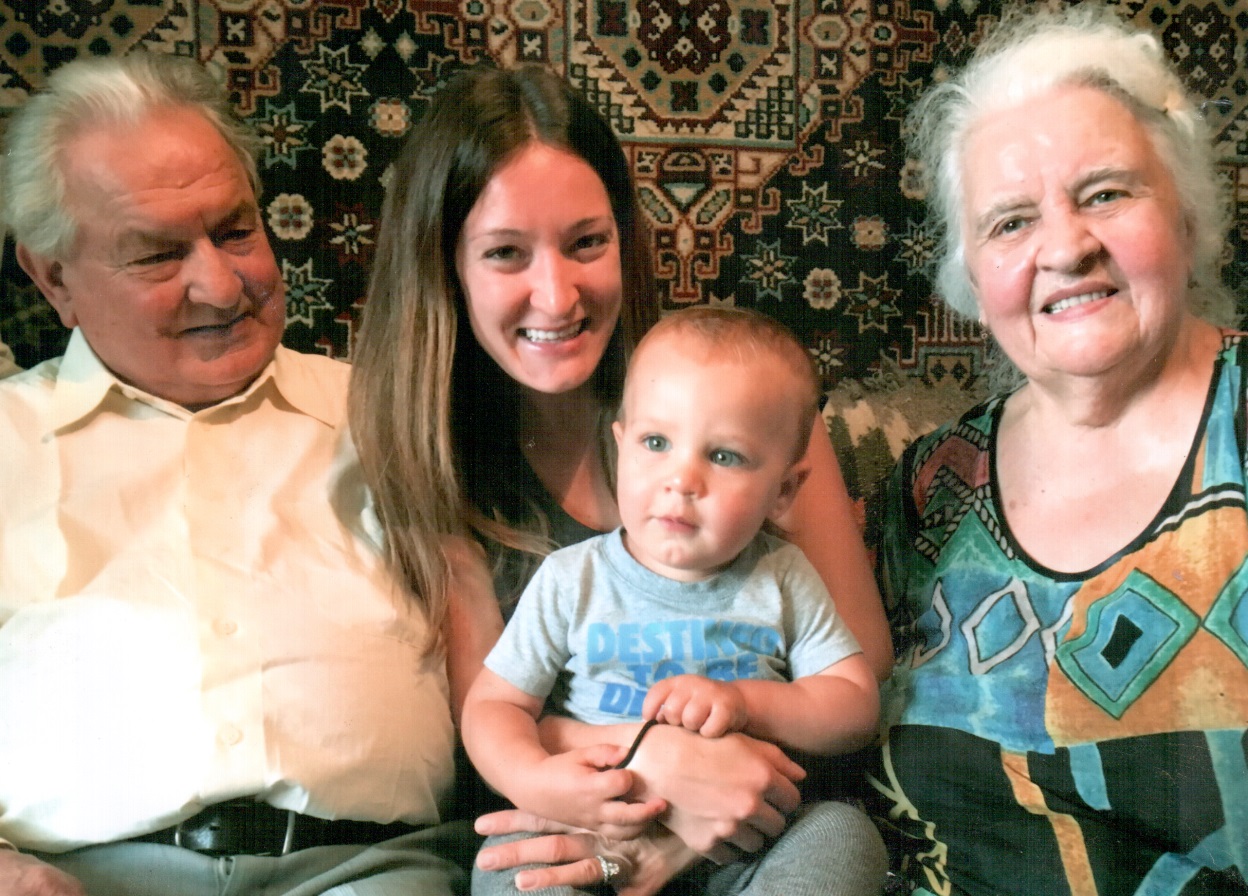 Йосип Свинко з дружиною Марією, внучкою Наталією та правнуком Марчиком